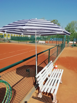 Tennisplatz Bank mit Sonnenschirm