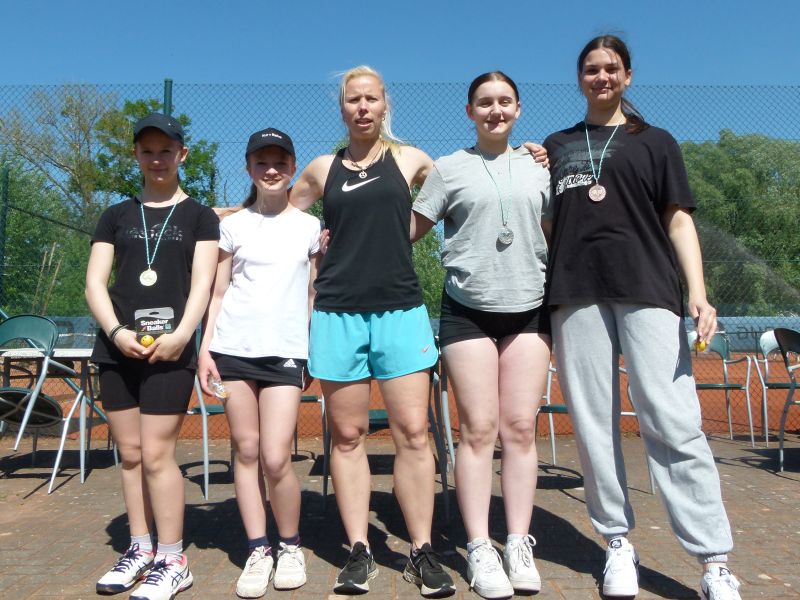 Gruppe jugendlicher Tennisschülerinnen