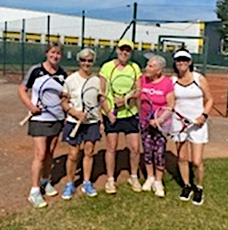 TTC Damen 60 Team mit Schlägern vor dem Tennisplatz