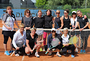 Damen-50-Teams des TTC Bernau und TC Tiergarten auf dem Tennisplatz