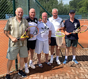 Herren 65 Team mit Tennisschlägern vor dem Tennisplatz
