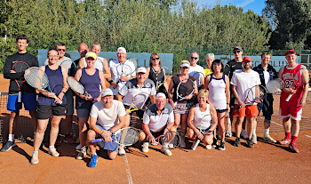 Teilnehmer der Einzel-Vereinsmeisterschaft Gruppenbild auf dem Tennisplatz