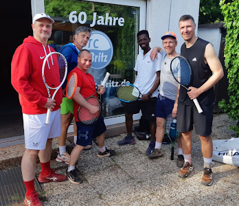 Teams TTC und Britz vor dem Eingang des Vereinsheims in Britz