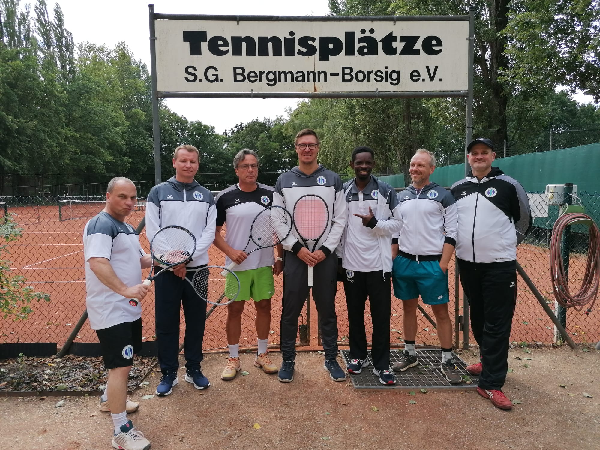 Herren 40 II Abschlussteamfoto bei Bergmann Borsig auf der Tennisanlage